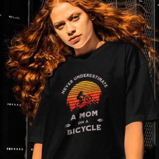 Funny Never underestimate a Mom on a bicycle T-Shirt