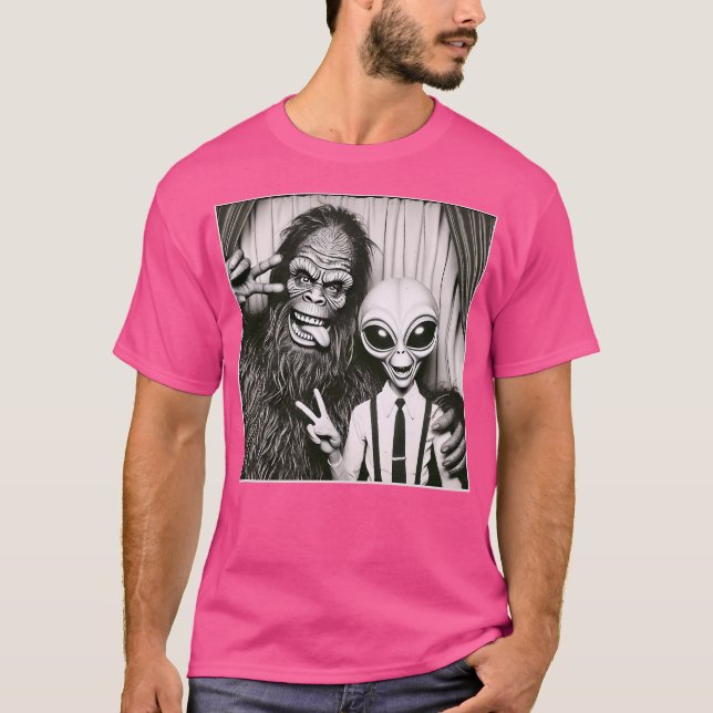 Funny Photobooth Photo Sasquatch Ufo Bigfoot And A T-Shirt (Front)
