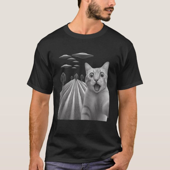 Funny Surprised Scared Cat Selfie With Bigfoot And T-Shirt (Front)