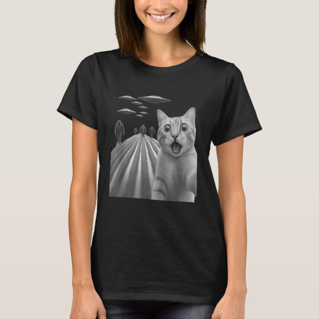 Funny Surprised Scared Cat Selfie With Bigfoot And T-Shirt (Front)