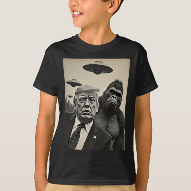 Funny Trump Bigfoot Selfie With Ufos Weird Alien  T-Shirt (Front)