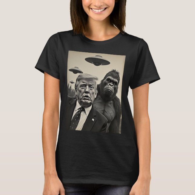 Funny Trump Bigfoot Selfie With Ufos Weird Alien  T-Shirt (Front)