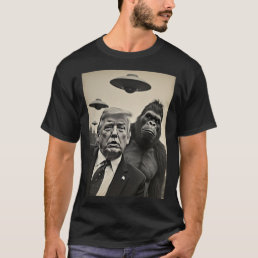 Funny Trump Bigfoot Selfie With Ufos Weird Alien  T-Shirt