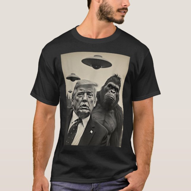 Funny Trump Bigfoot Selfie With Ufos Weird Alien  T-Shirt (Front)