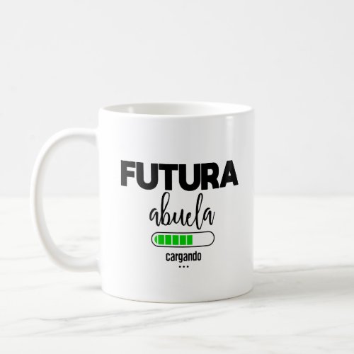 Futura abuela cargando coffee mug