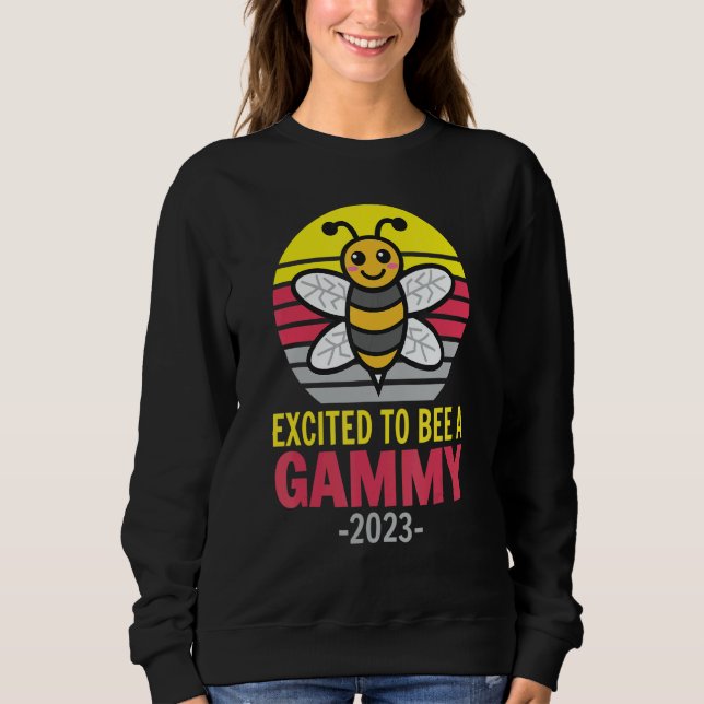 Gammy 2023   Bee   Grandma   Excited To Be A Gammy Sweatshirt (Front)