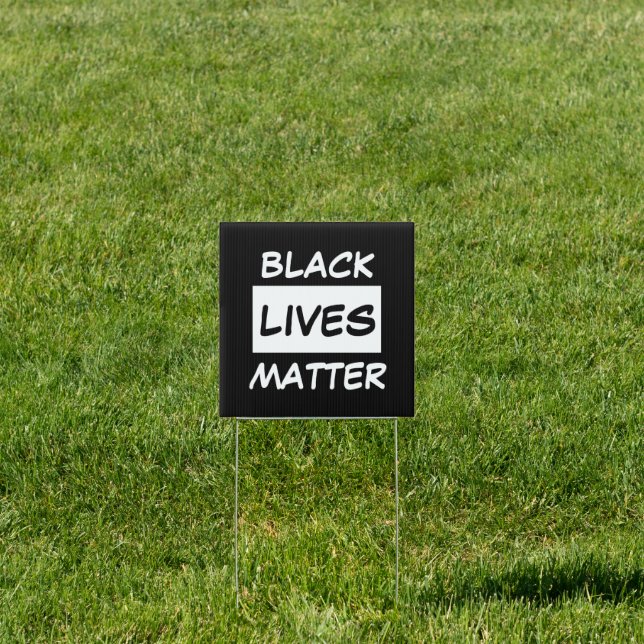 Garden and Yard Sign - BLACK LIVES MATTER  (Insitu)