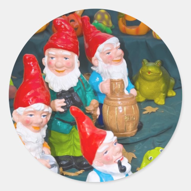 Garden gnome classic round sticker (Front)