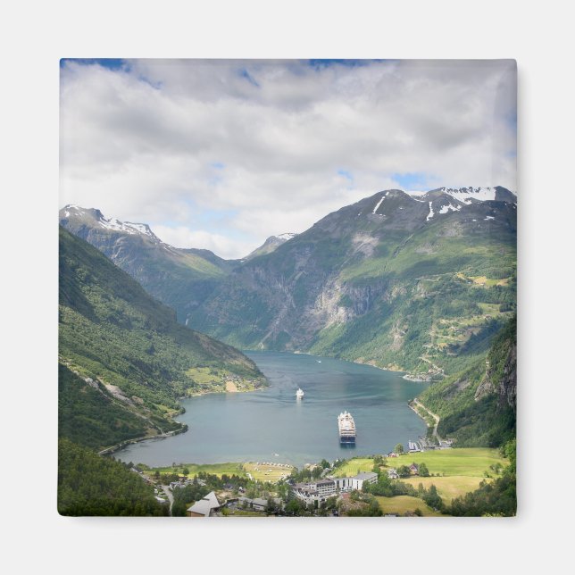 Geirangerfjord view in Norway square magnet (Front)