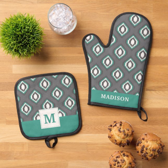 Geometric retro ikat tribal pattern oven mitt & pot holder set (Top Down)