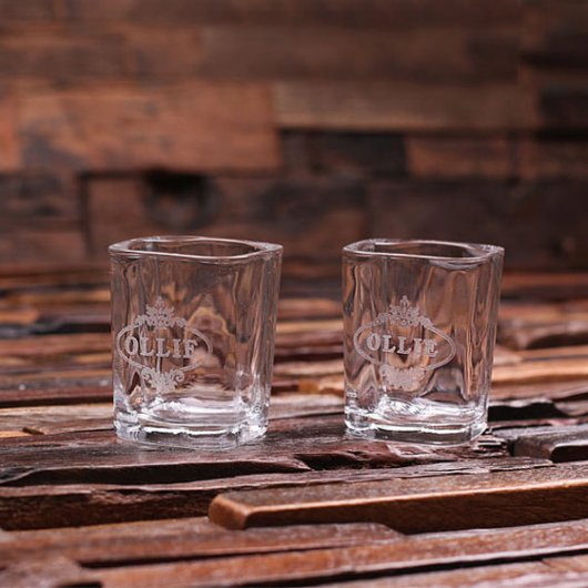 Gift Set: Shoe Horn, Shot Glasses & Decanter (Front)