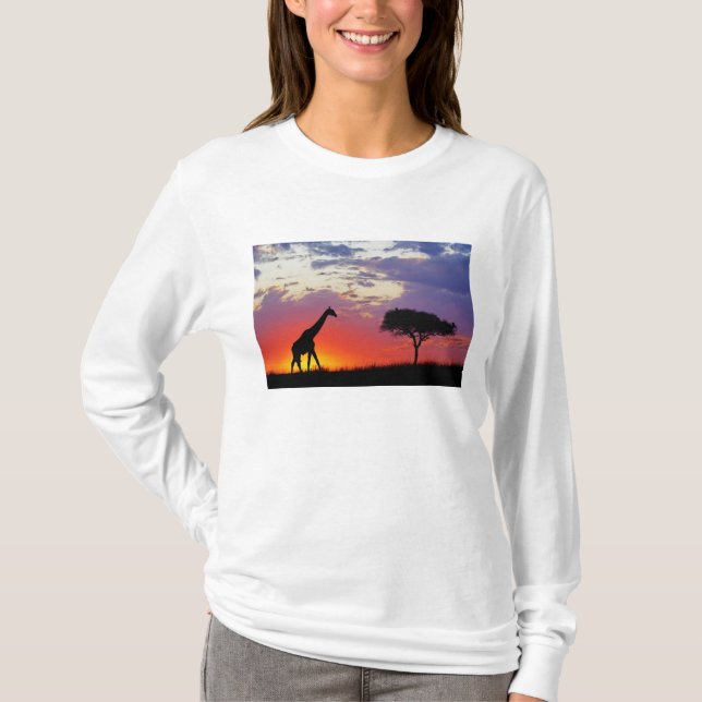 Giraffe silhouetted at sunrise, Giraffa T-Shirt (Front)