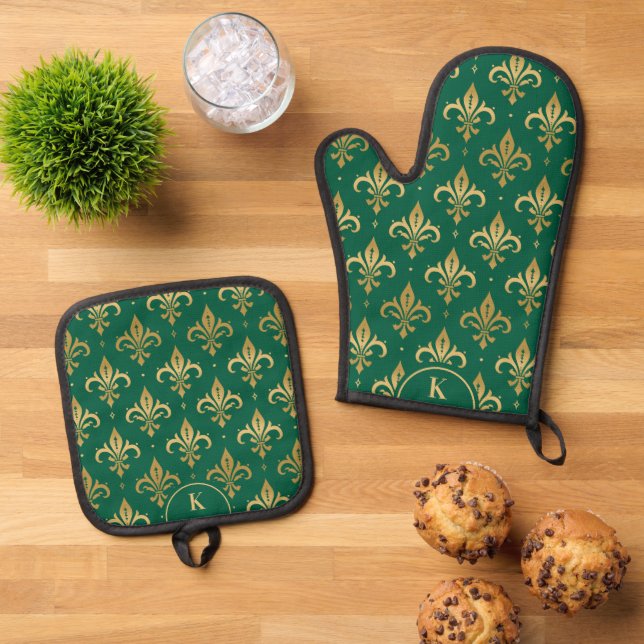 Gold fleur-de-lis seamless pattern on green oven mitt & pot holder set (Top Down)