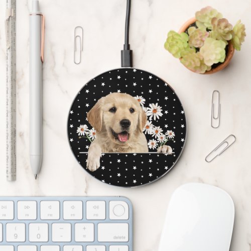 Golden Retriever and Daisies on Stars Wireless Charger