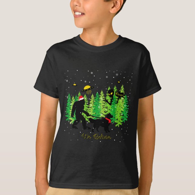 Golden Retriever Funny Bigfoot Christmas Alien Ufo T-Shirt (Front)