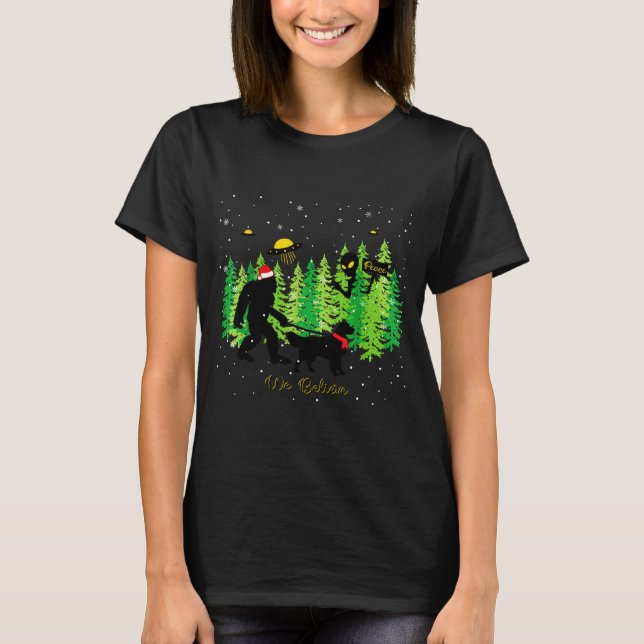 Golden Retriever Funny Bigfoot Christmas Alien Ufo T-Shirt (Front)