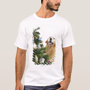 Golden retriever which watches Christmas tree T-Shirt