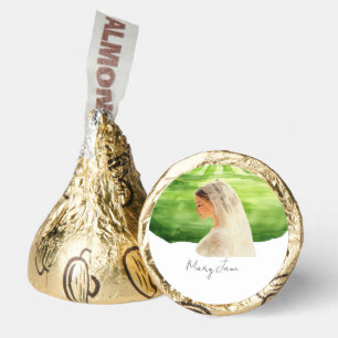 Golf woman golfer on green grass hershey®'s kisses®