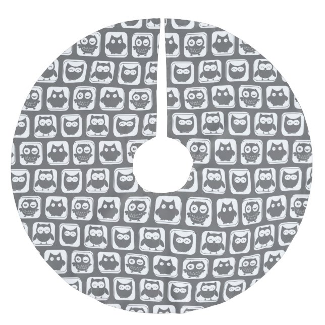 Gray and White Owl Pattern Brushed Polyester Tree Skirt (Front)