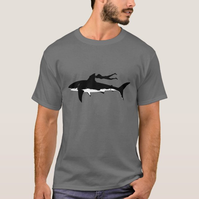 Great white shark swimming - on dark background T-Shirt (Front)