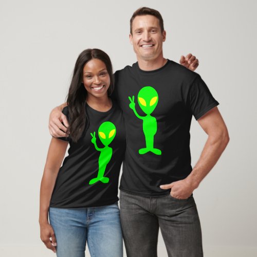 GREEN ALIEN FUNNY PEACE SIGN T_SHIRT T_SHIRTS