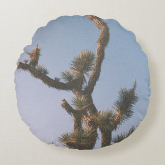 GREEN AND BROWN TREE UNDER BLUE SKY ROUND PILLOW