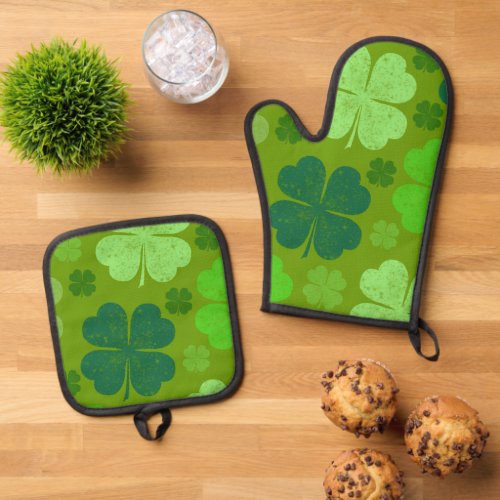 Green Clovers Lucky Clovers Saint Patricks Day Oven Mitt  Pot Holder Set