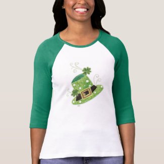 Green leprechaun's hat with polka dots t-shirt
