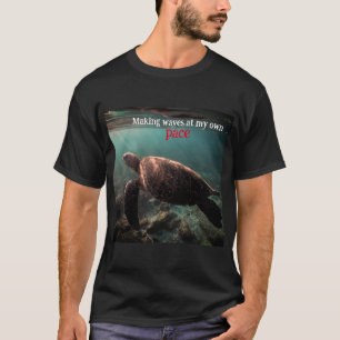 Green sea turtle swimming underwater T-Shirt
