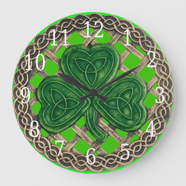 Green Shamrock And Celtic Knots Round Clock (Front)