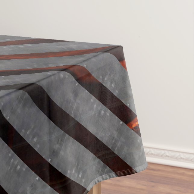 Grey transverse stripes, carbon ribbons, gold red tablecloth (In Situ)