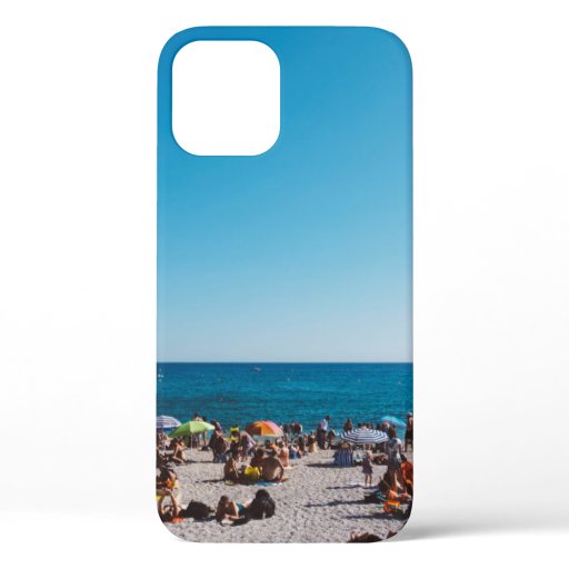 GROUP OF PEOPLE ENJOYING THE GRAY SANDED BEACH WIT iPhone 12 CASE