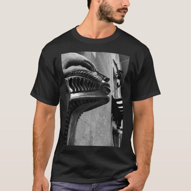 H R Giger Museumsstatue. Gruyères, Schweiz T-Shirt (Front)