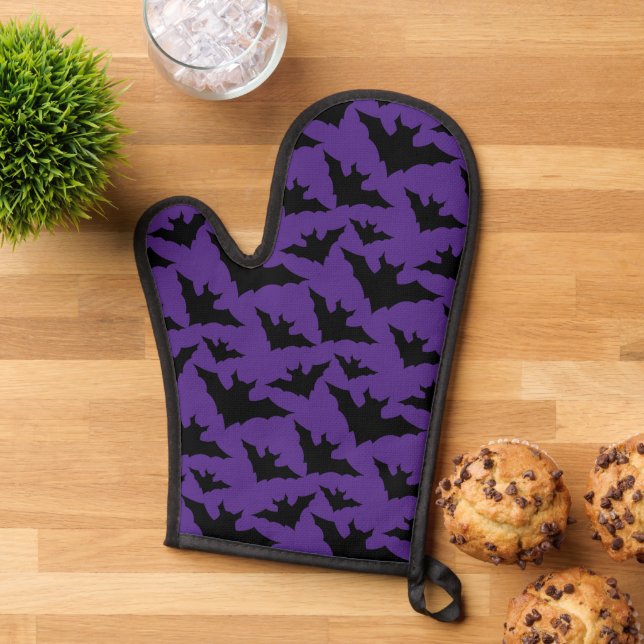Halloween black bats purple cool spooky pattern oven mitt (Top down)