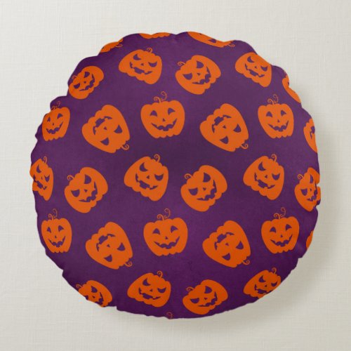 Halloween Pumpkins on Purple Background Pattern Round Pillow