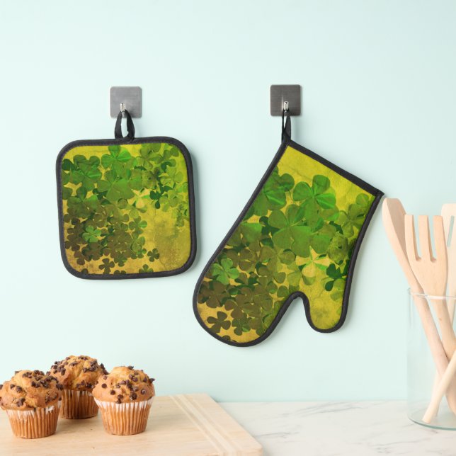 Happy St.Patrick's Day,irish shamrocks  Oven Mitt & Pot Holder Set (Insitu(Hanging))