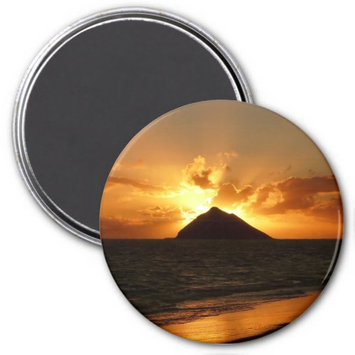 Hawaii sunrise at the beach round magnet