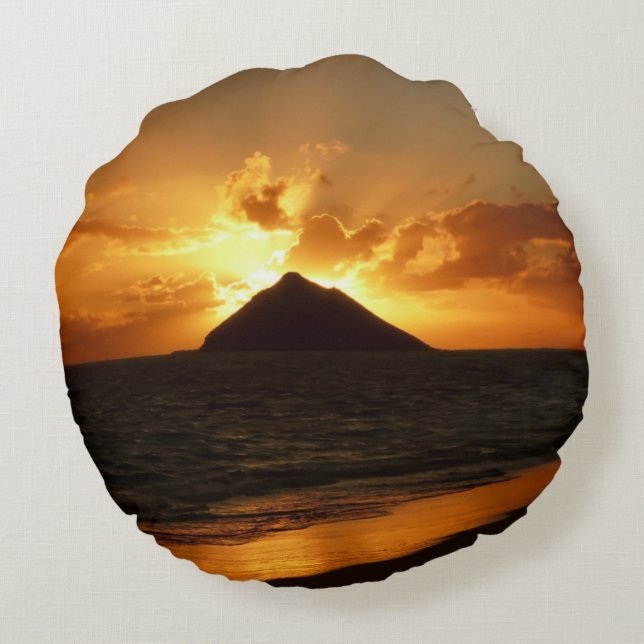 Hawaii sunrise at the beach round pillow (Back)