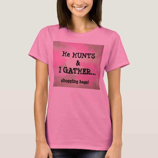 He HUNTS & I GATHER... , shopping bags! T-Shirt (Front)