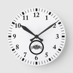 Head-on sea crab in circle round clock