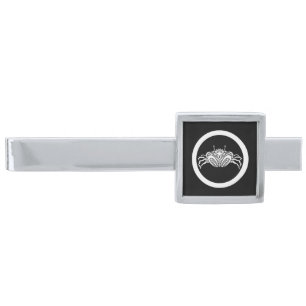Head-on sea crab in circle silver finish tie bar