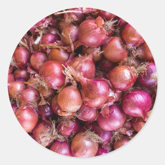 Heap of red onions on market classic round sticker (Front)
