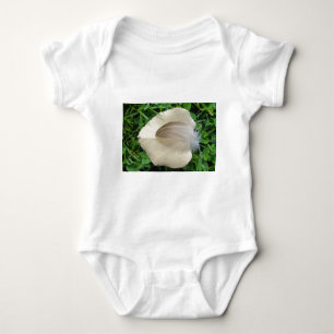 Hellbraune Feder auf hellbeigem Blatt Baby Bodysuit