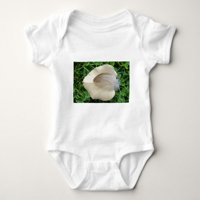 Hellbraune Feder auf hellbeigem Blatt Baby Bodysuit (Front)