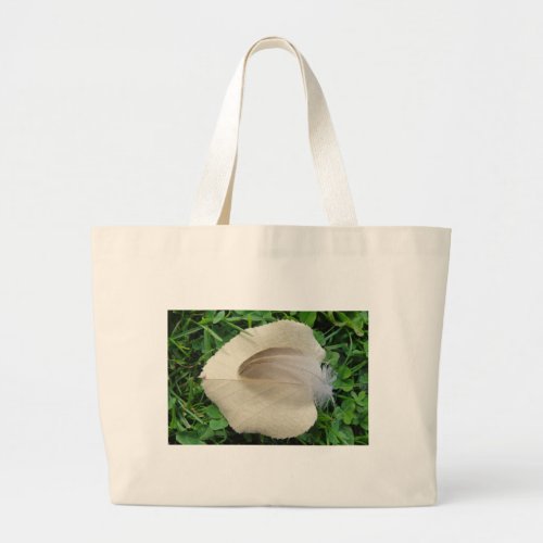 Hellbraune Feder auf hellbeigem Blatt Large Tote Bag