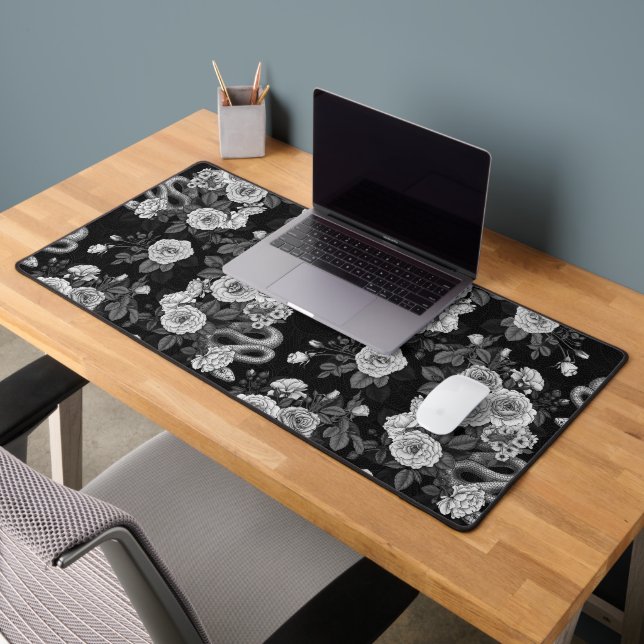 Hidden in the roses 3 desk mat (Office 2)