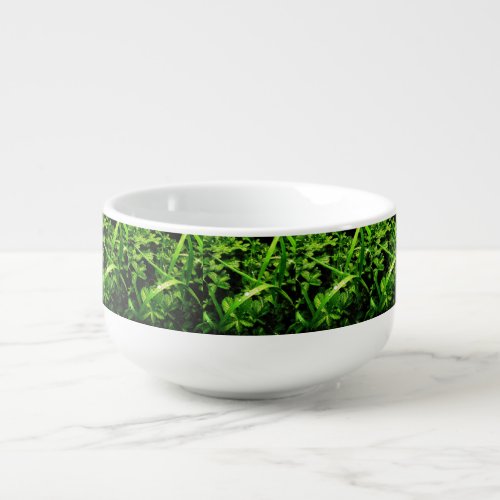 hierba hojas y gotas de roco soup mug