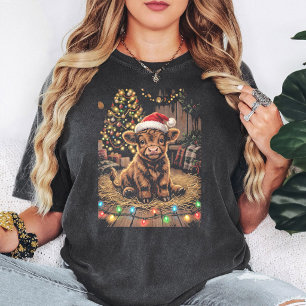 Highland Cow In Santa Hat Christmas Barn T-Shirt