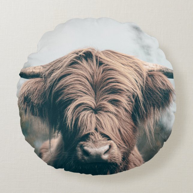 Highland cow portrait round pillow (Front)