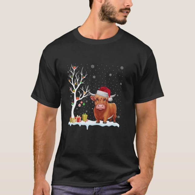 Highland Cow Santa Hat Festive Tree Light Christma T-Shirt (Front)